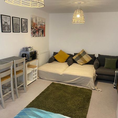 Very Large Double Room With Corner Sofa, Sky Tv, Netflix Etc, Fridge And Microwave Ньюхейвен Экстерьер фото