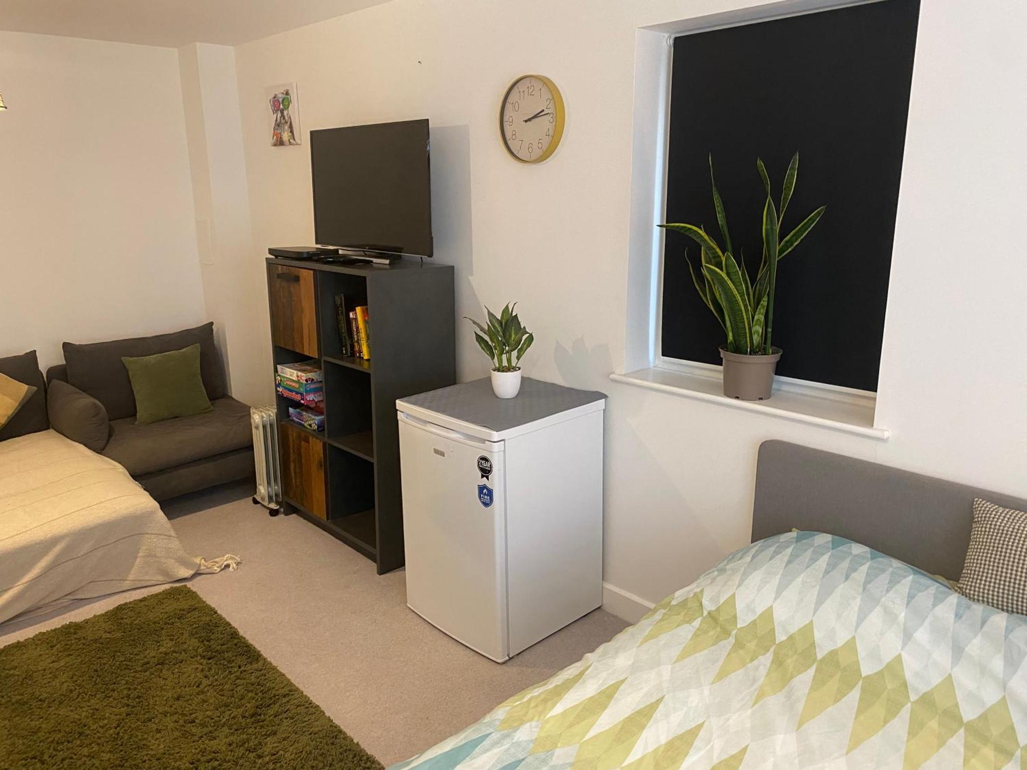 Very Large Double Room With Corner Sofa, Sky Tv, Netflix Etc, Fridge And Microwave Ньюхейвен Экстерьер фото
